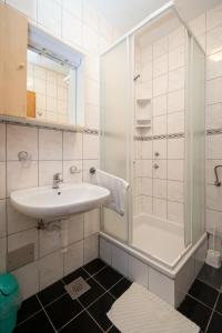 biała łazienka z umywalką i prysznicem w obiekcie Apartments by the sea Razanac, Zadar - 5766 w Ražancu +37 zdjęć