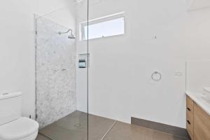 Bilik mandi di Perfect Palm Beach Townhouse - Hosted by Burleigh Letting +3 gambar