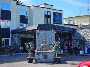 un negozio di fronte a un edificio con piante in vasi di Ocean Marina Hotel a Port Alberni