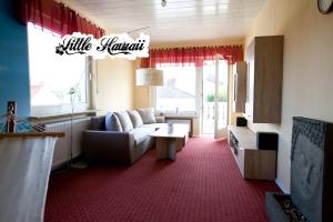 バート・ヴィルドゥンゲンにあるLittle Hawaii & Texasのリビングルーム(ソファ、テーブル付)