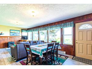a dining room with a table and chairs at Rockaway Beachhouse in Rockaway Beach