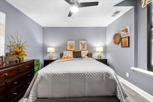 - une chambre avec un lit blanc et deux lampes dans l'établissement Zionsville Historical Retreat, à Zionsville