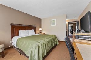 a hotel room with a bed and a flat screen tv at Quality Inn & Suites Okanogan - Omak in Okanogan