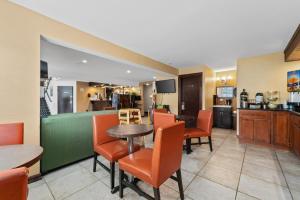 un restaurante con sillas naranjas y una mesa en Quality Inn & Suites Okanogan - Omak, en Okanogan