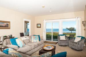 uma sala de estar com um sofá e cadeiras em Lighthouse View at Shoreline Ridge em Newport