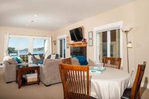 een woonkamer met een tafel en een bank bij Lighthouse View at Shoreline Ridge in Newport