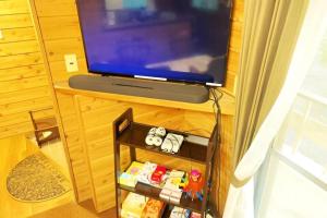 a flat screen tv sitting on top of a table at ガチンコBBQロッジ北軽井沢 in Tsumagoi