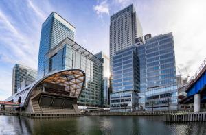 vista su una città con edifici alti e un fiume di Comfy One bedroom Apartment a Londra