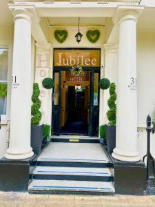 uma entrada do hotel com escadas que levam a um edifício em Jubilee Hotel Victoria em Londres