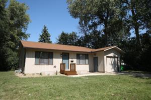 une petite maison blanche avec une grande cour dans l'établissement 5-BR Serene Retreat Near CLE* Dogs welcome!, à Berea