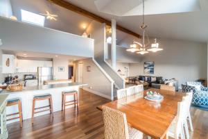 a dining room and kitchen with a table and chairs at SeaQuell in Depoe Bay