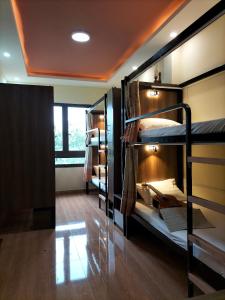 een hostel met stapelbedden in een kamer bij Ngoc Tran Hotel in Da Lat
