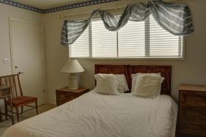 een slaapkamer met een groot bed en een raam bij Pacific Sands Resort # 21 in Neskowin