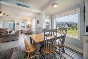une salle à manger et un salon avec une table et des chaises dans l'établissement Serenity Cottage, à Rockaway Beach