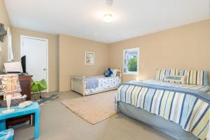 une chambre avec un lit et une télévision dans l'établissement Serenity Cottage, à Rockaway Beach