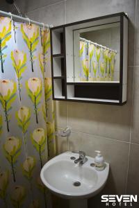 bagno con lavandino e specchio di Seven Hotel - Juana Koslay San Luis a Juana Koslay 