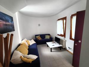 a living room with a couch and a table at Il Nido - Villetta in posizione strategica in Treviso