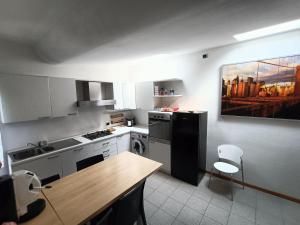 a kitchen with a stove and a sink and a refrigerator at Il Nido - Villetta in posizione strategica in Treviso