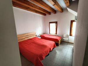 a bedroom with two beds and a red blanket at Il Nido - Villetta in posizione strategica in Treviso