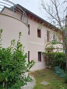 Una casa blanca con un balcón en el lateral. en Il Nido - Villetta in posizione strategica, en Treviso