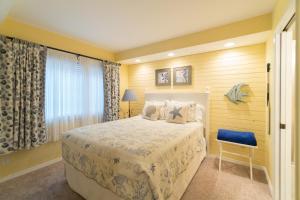 um quarto com uma cama e uma cadeira azul em Salt Therapy em Depoe Bay