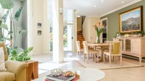 Una cocina y una sala de estar con mesa y sillas. en Honeysuckle Rose Retreat, en Shoreham