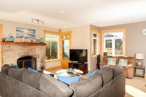 a living room with a couch and a fireplace at Schooner Creek Retreat in Lincoln City