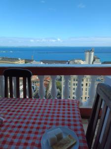 un plato de comida sentado en una mesa en un balcón en Casa Almeida, en Salvador