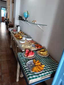 una mesa larga con platos de fruta. en Casa Almeida, en Salvador