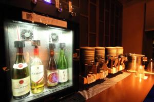 um frigorífico cheio de garrafas de vinho em Ryokan Konomama em Minami Aso
