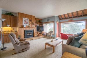 a living room filled with furniture and a fireplace at Admiral 3 in Depoe Bay