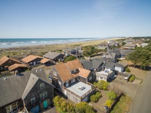 een luchtzicht op een huis en het strand bij Steve's Getaway in Seaside