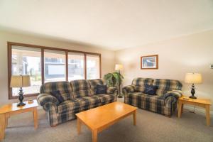 a living room with two couches and a table at Surfers Cove in Seaside