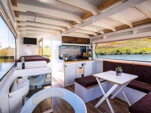 Ce studio comprend une cuisine, une table et une table. dans l'établissement Amazing houseboat in Kinrooi for rent, à Kinrooi