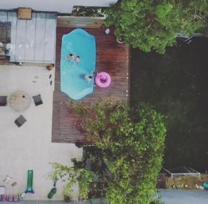 an overhead view of a building with a pink donut at Hidro, piscina aqc, próx savassi in Belo Horizonte