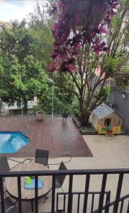 a view of a patio with a tree and a pool at Hidro, piscina aqc, próx savassi in Belo Horizonte