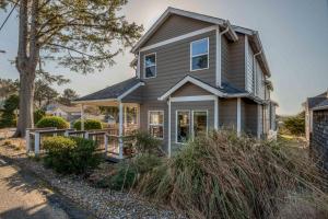 a house with a porch and a tree at Browne's Beach N'Pad in Lincoln City