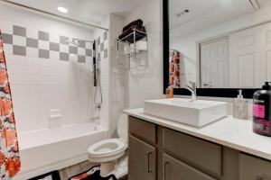 a bathroom with a sink and a toilet and a tub at Serenity Haven SOCo2BR/2BA DTATX in Austin
