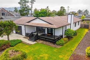 an aerial view of a white house with a yard at Cozy Cove Cottage in Seaside