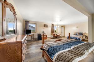 - une chambre avec un lit et un salon dans l'établissement Thumb Heritage Inn, à Sandusky
