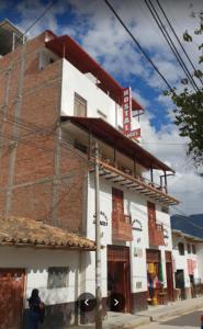 un edificio sul lato di una strada di Hostal El Ángel a Chachapoyas