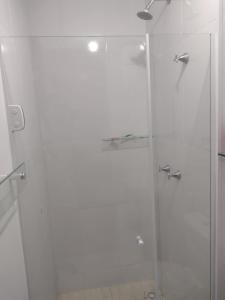 a shower with a glass door in a bathroom at O melhor e + aconchegante AP de SPA (custo/benefício) in São Pedro da Aldeia