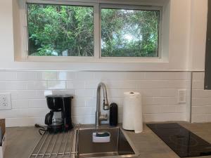 een keuken met een wastafel en een raam bij Biscayne Garden's Studio in Miami