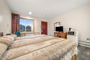 Un dormitorio con una cama grande y una ventana en Thumb Heritage Inn en Sandusky