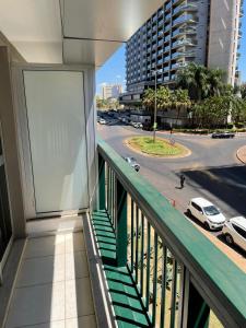 uma varanda de um edifício com vista para uma rua em FLAT FUSION em Brasília
