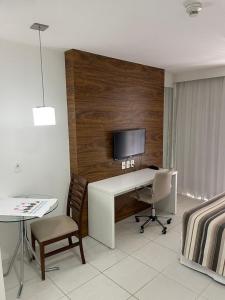 Cette chambre comprend un bureau avec un ordinateur et un lit. dans l'établissement FLAT FUSION, à Brasilia