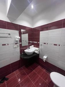 Koupelna v ubytování Hotel Selfo + 37 fotografií