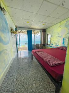 um quarto com uma cama e vista para o oceano em Doc Ba Tang em Lai Sơn