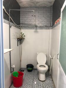 uma pequena casa de banho com WC numa cabina em Doc Ba Tang em Lai Sơn