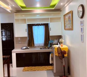 una cucina con un lavello e un piano di lavoro di The Ideal Place in Cauayan city a Cauayan